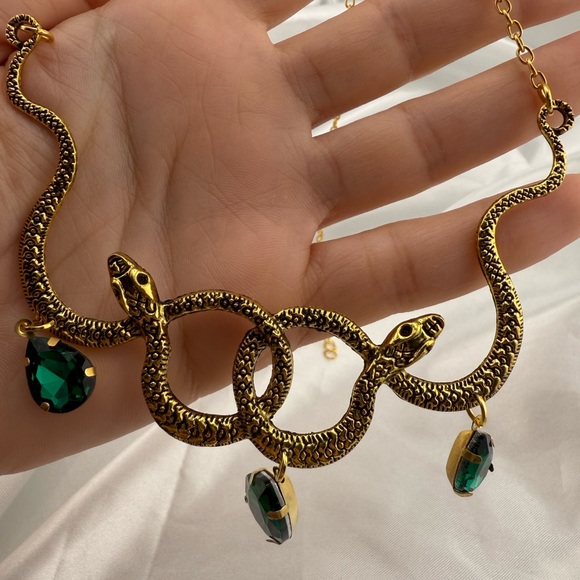Serpent serpentine Snake Necklace with Green Gemstones - Picture 8 of 10